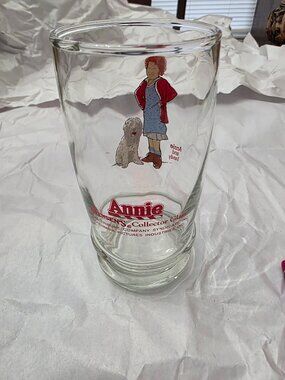 1982 VTG. SWENSEN'S ANNIE AND SANDY COLLECTOR GLASS